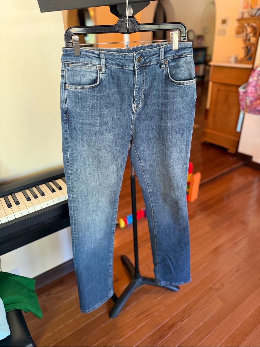 Women’ Classic Straight Leg Denim Jeans- Size 28